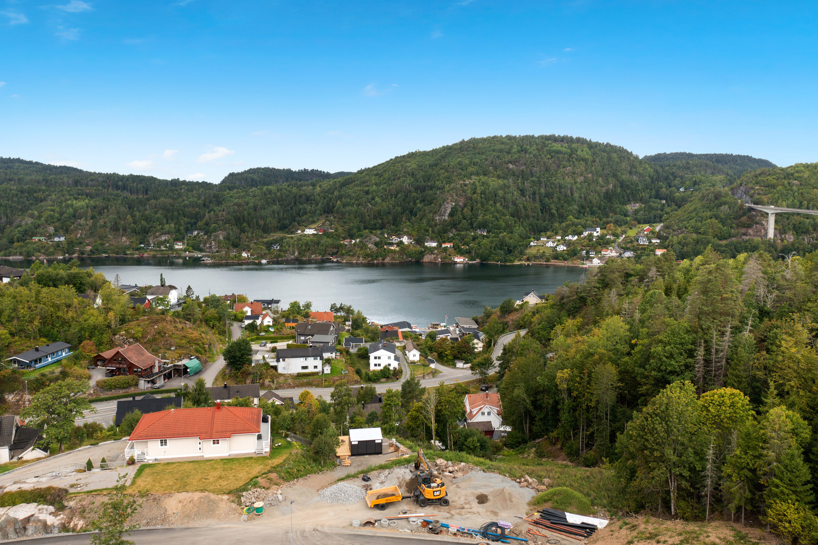 Alle tomtene har svært gode solforhold og flott utsikt. Kort vei til skog, strand og sjø.