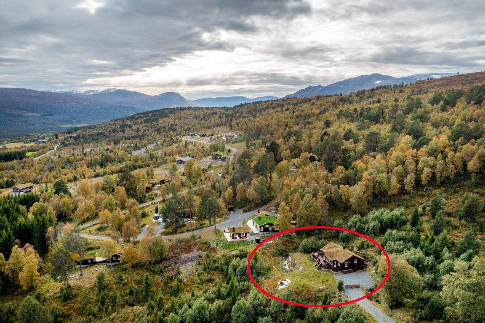 Fra eiendommen er det ca. 16 km til Oppdal sentrum med alt av servicefunksjoner. Galleribilde
