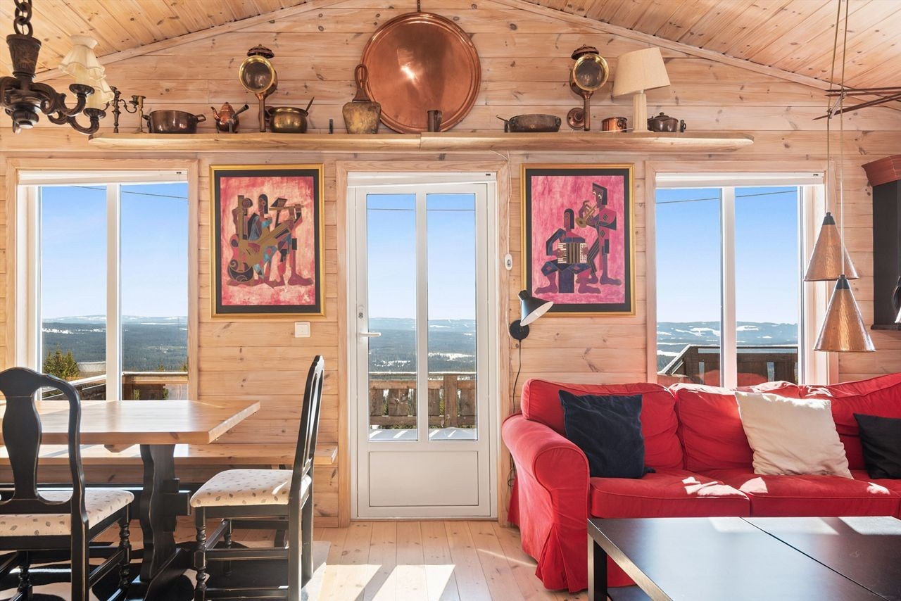 Store vindusflater gir utsyn til den flotte utsikten Galleribilde