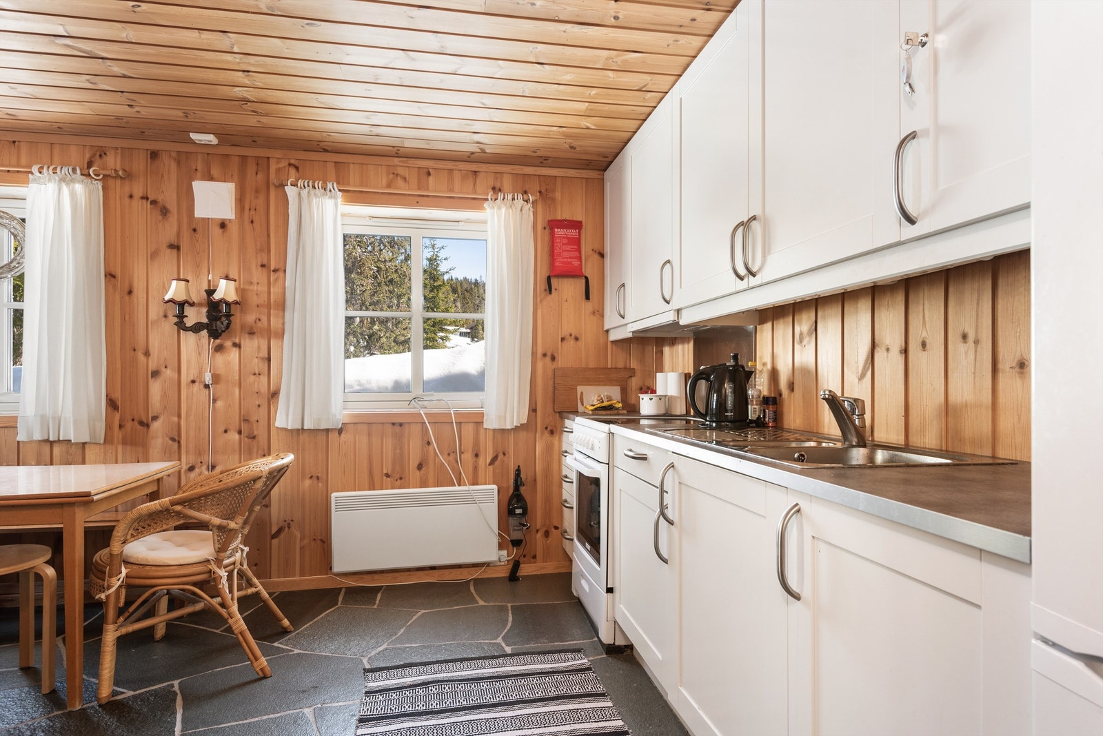 Åpen løsning til kjøkken i underetasjen Galleribilde