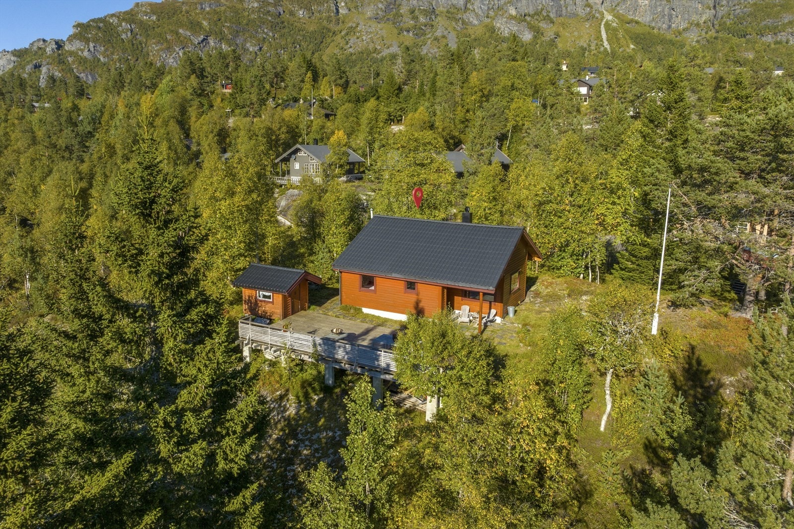 Hytten ligger i naturskjønne omgivelser Galleribilde