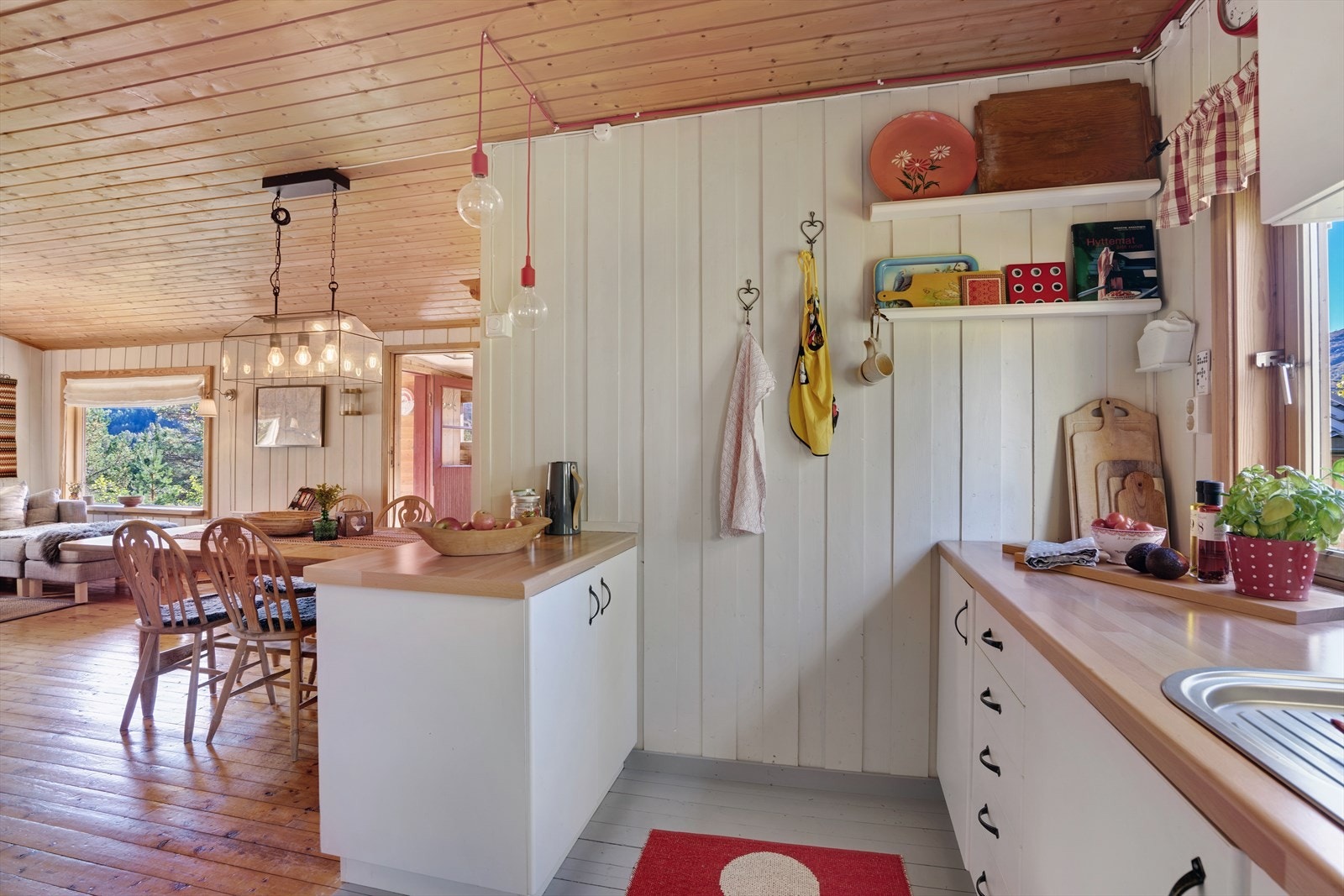 Kjøkken har delvis åpen løsning mot stue og spiseplass Galleribilde