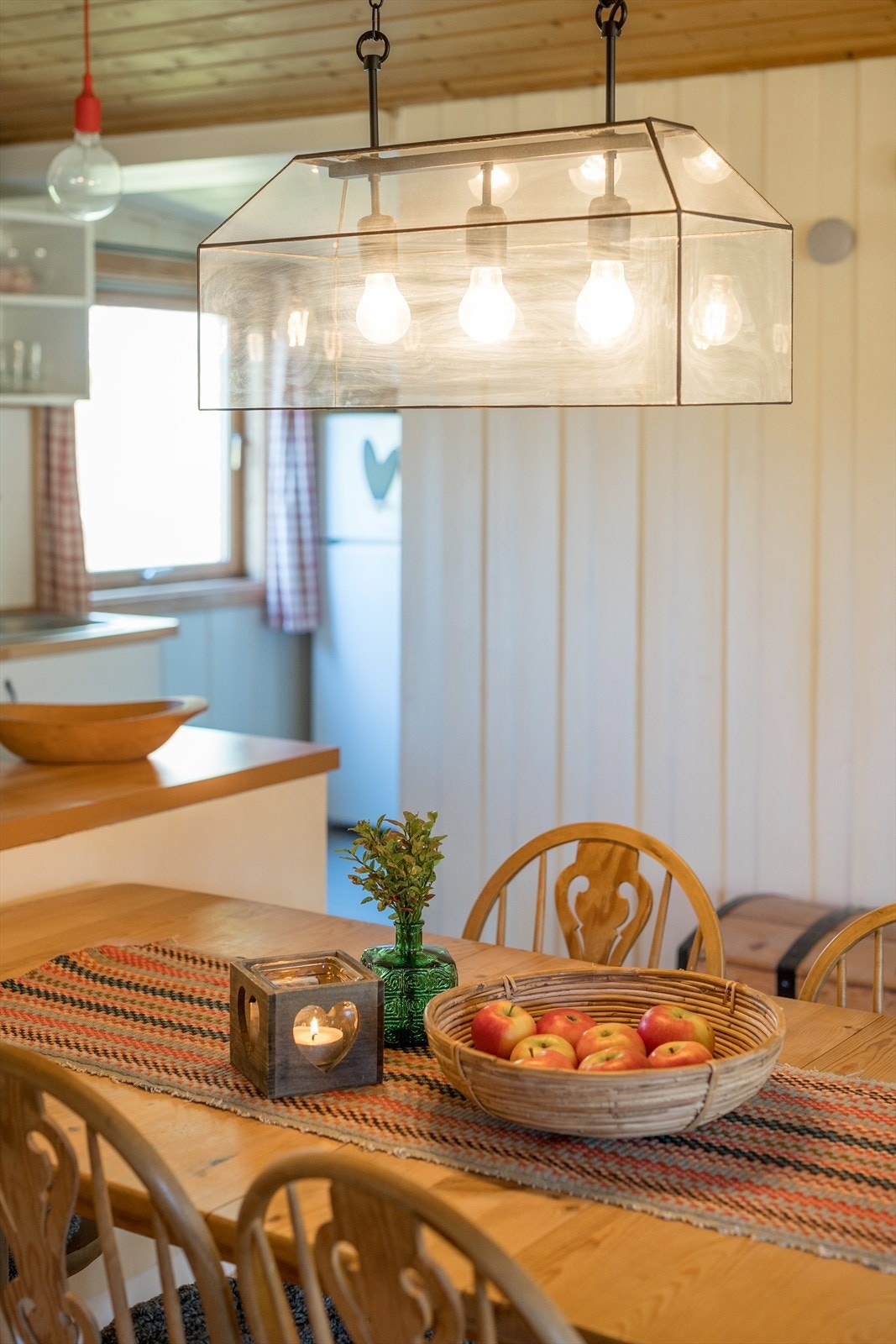 God plass til spisebord som samlingspunkt for både mat og spill Galleribilde