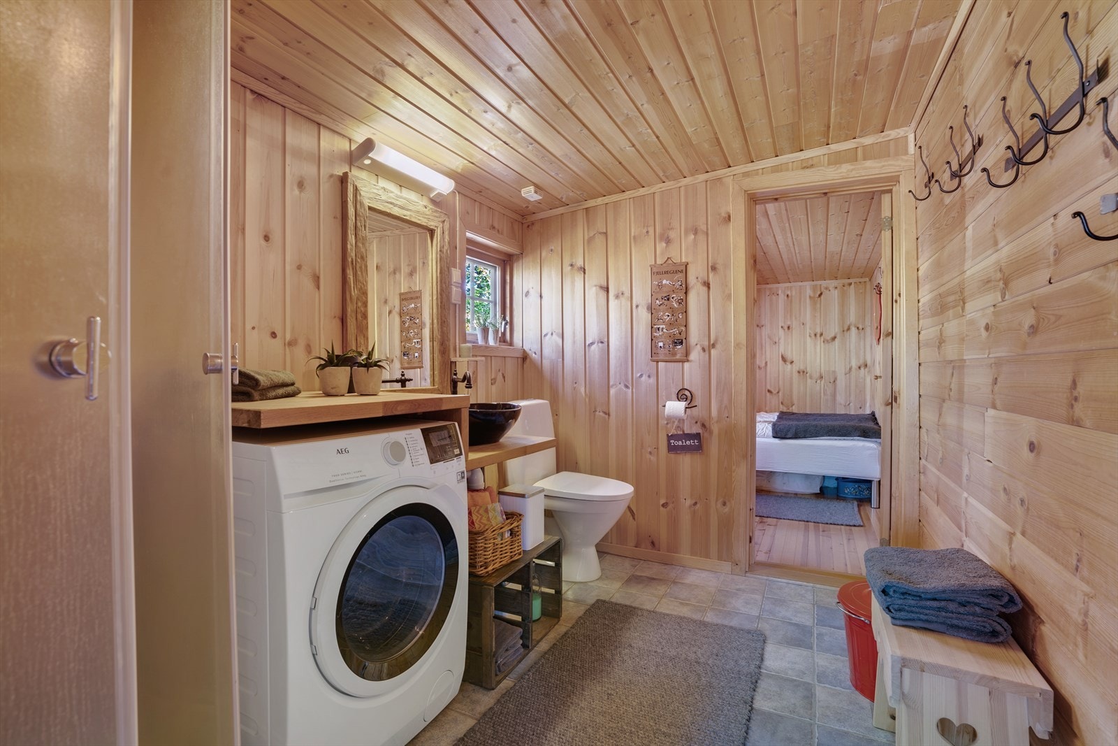 Her er både vannklosett, dusj og oppl. til vaskemaskin Galleribilde