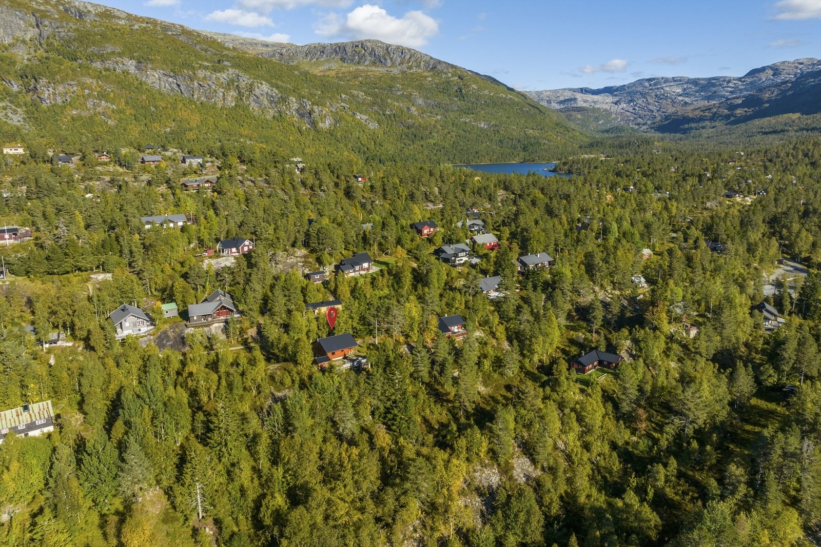 Kort vei til Løyningsvannet (i bakgrunnen) med nydelige turstier rundt - Herfra er det også preparerte langrennsløyper vinterstid Galleribilde