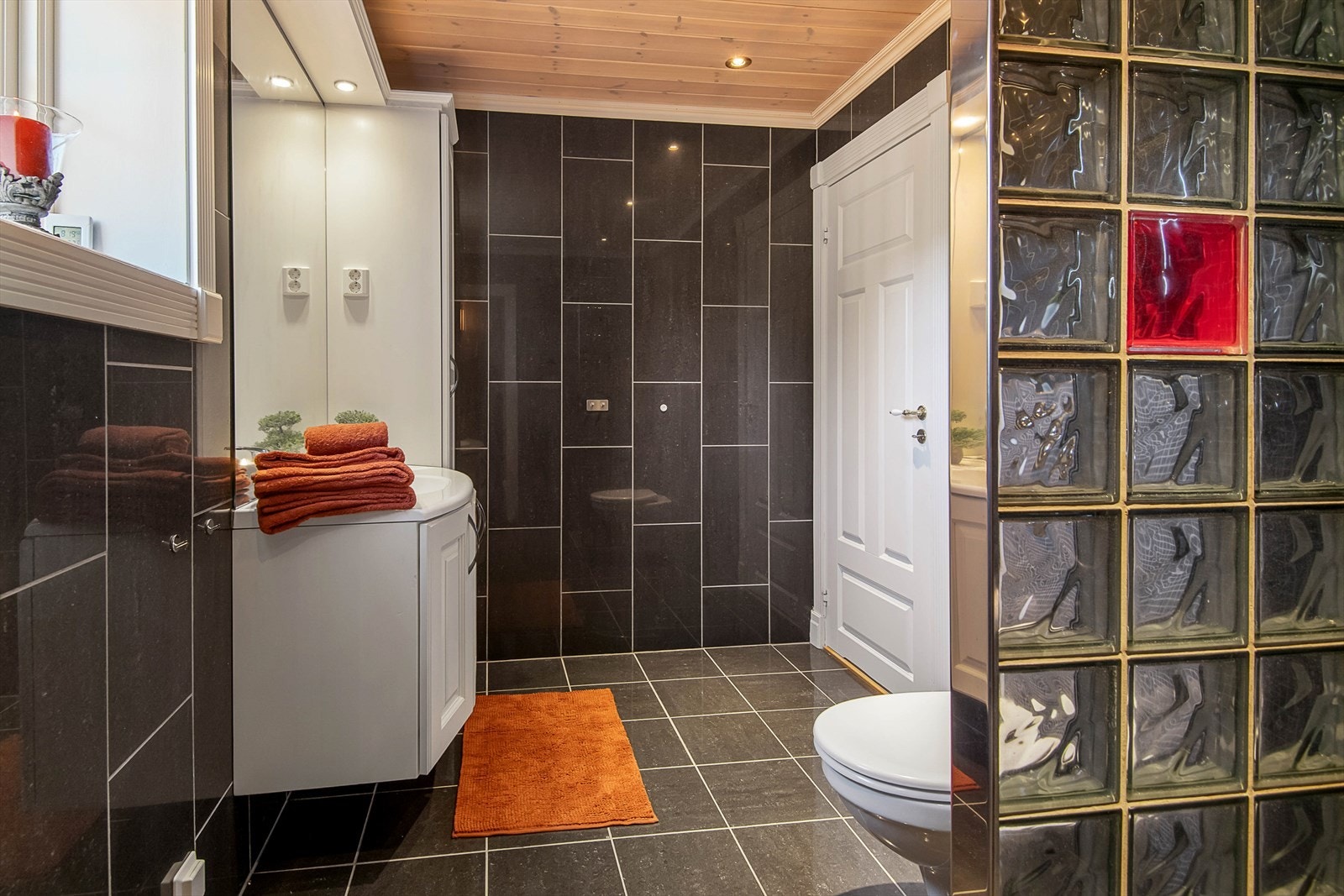 Dusjnisje med glassbyggerstein. Galleribilde