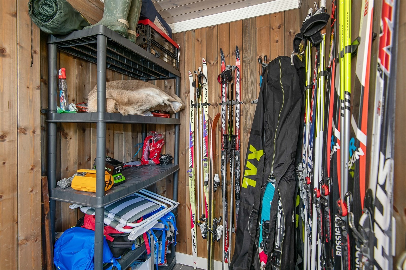 Sportsbod ved innangsparti. Galleribilde