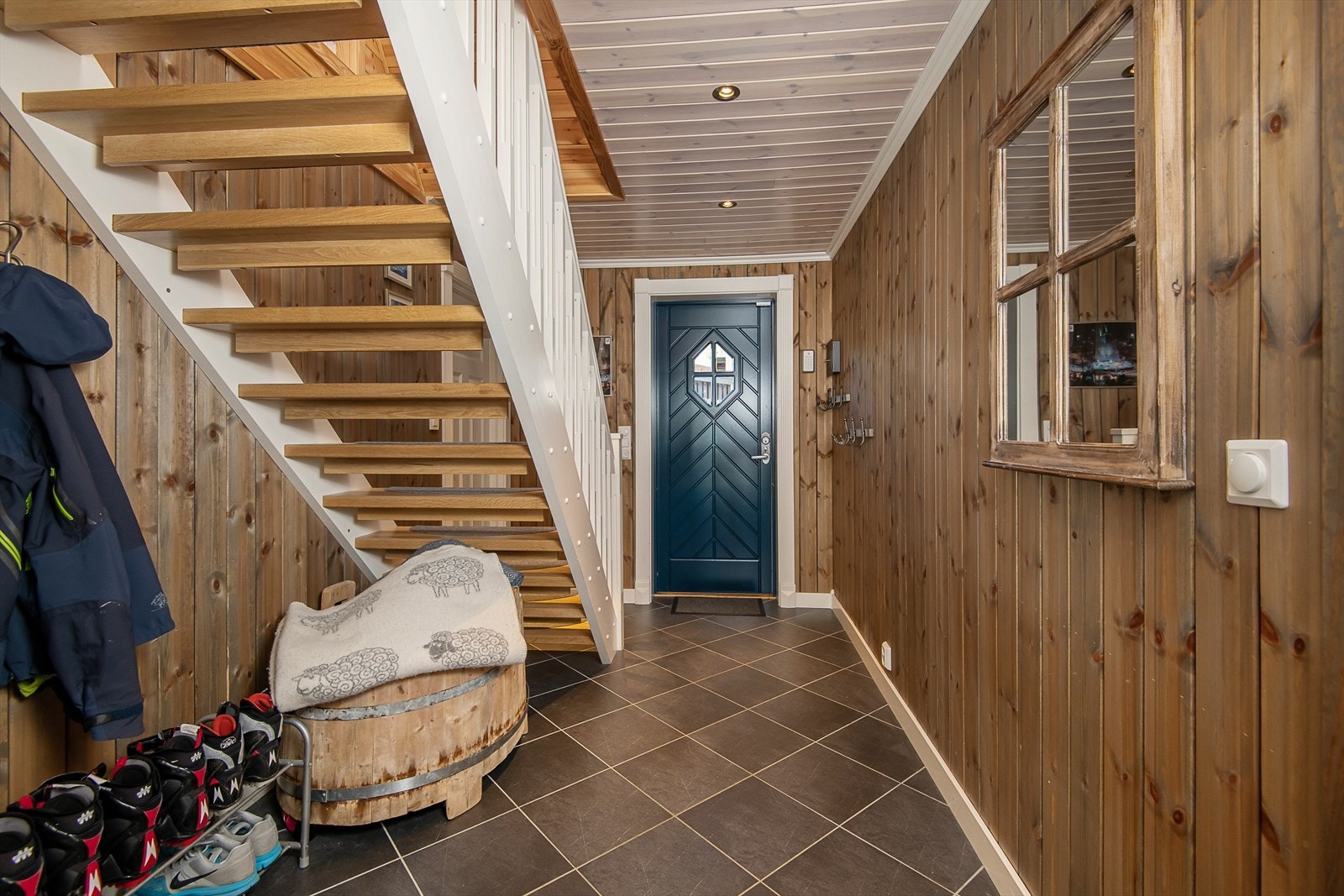 Plass til å henge fra seg yttertøy under trappa. Galleribilde