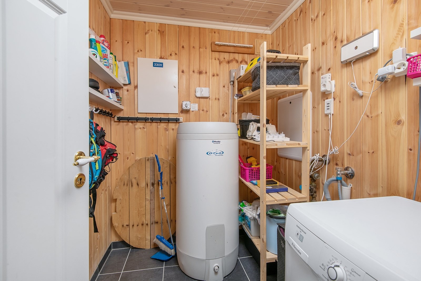 Teknisk rom/bod med opplegg for vaskemaskin. Varmtvannsbereder er også plassert her. Galleribilde