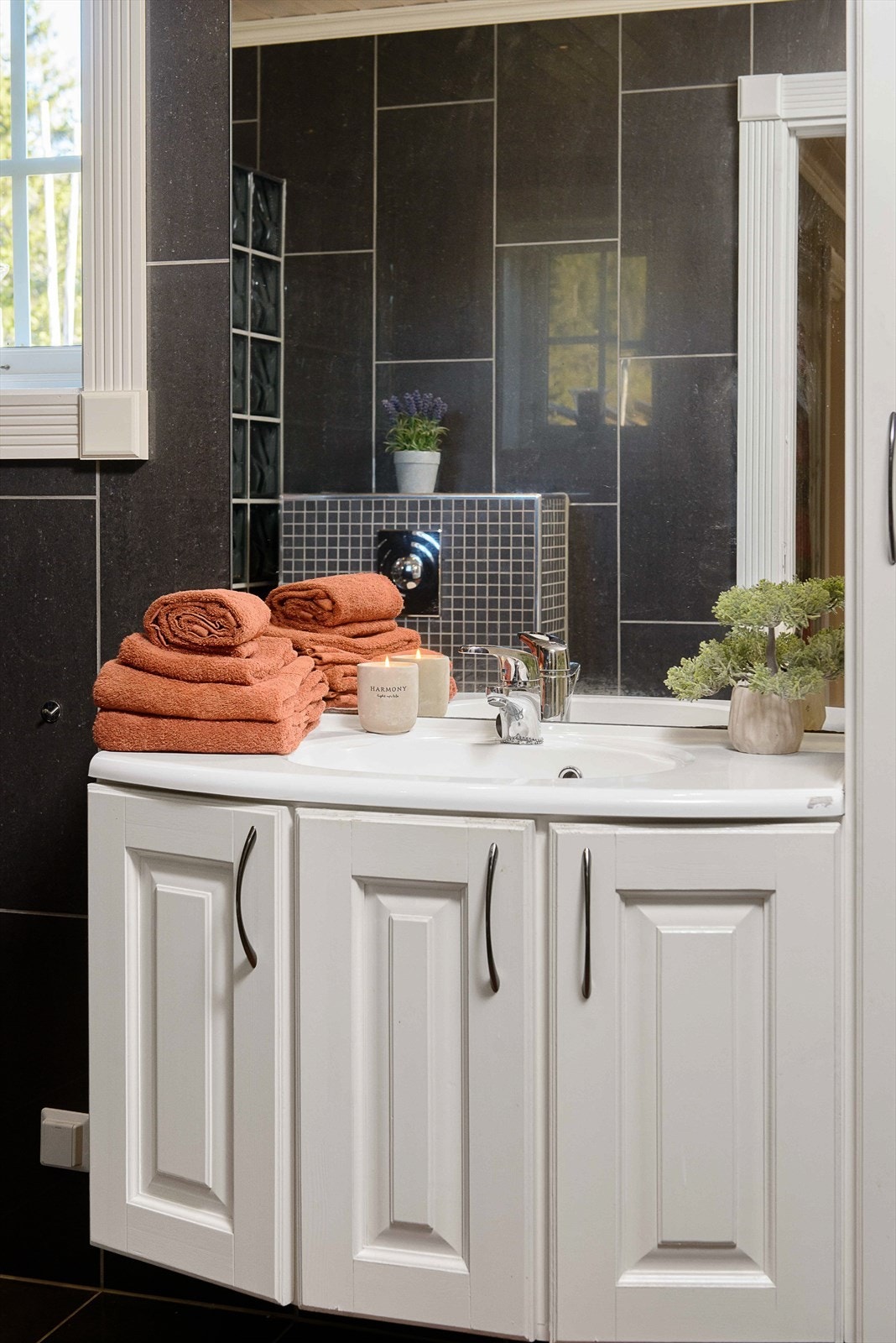 Servantinnredning med skap for oppbevaring. Galleribilde