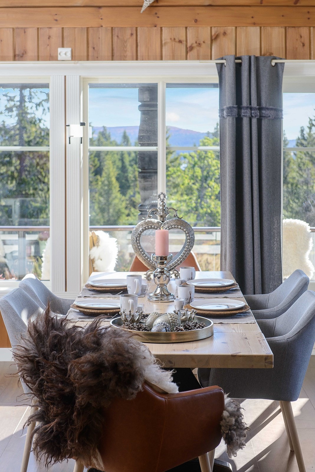 Utenfor kjøkken og spiseplass ligger en romslig terrasse. Galleribilde