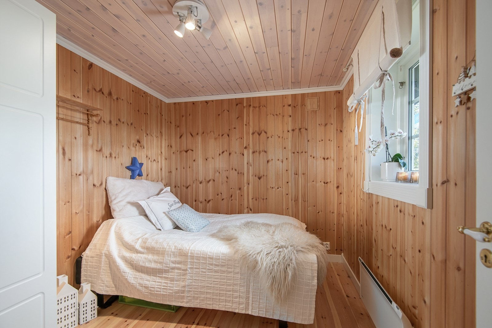 Soverom med plass til dobbeltseng og garderobeskap for smart oppbevaring. Galleribilde