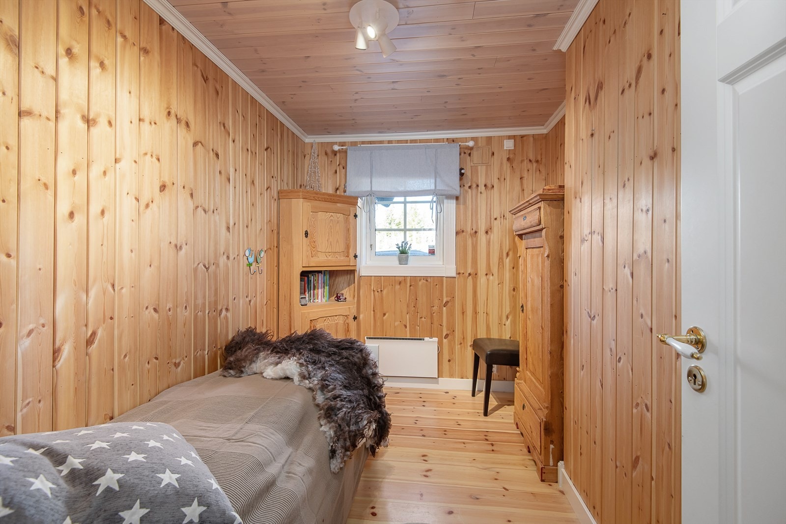 Soverom innredet med enkeltseng. Plass til oppbevaringsmøbler. Galleribilde