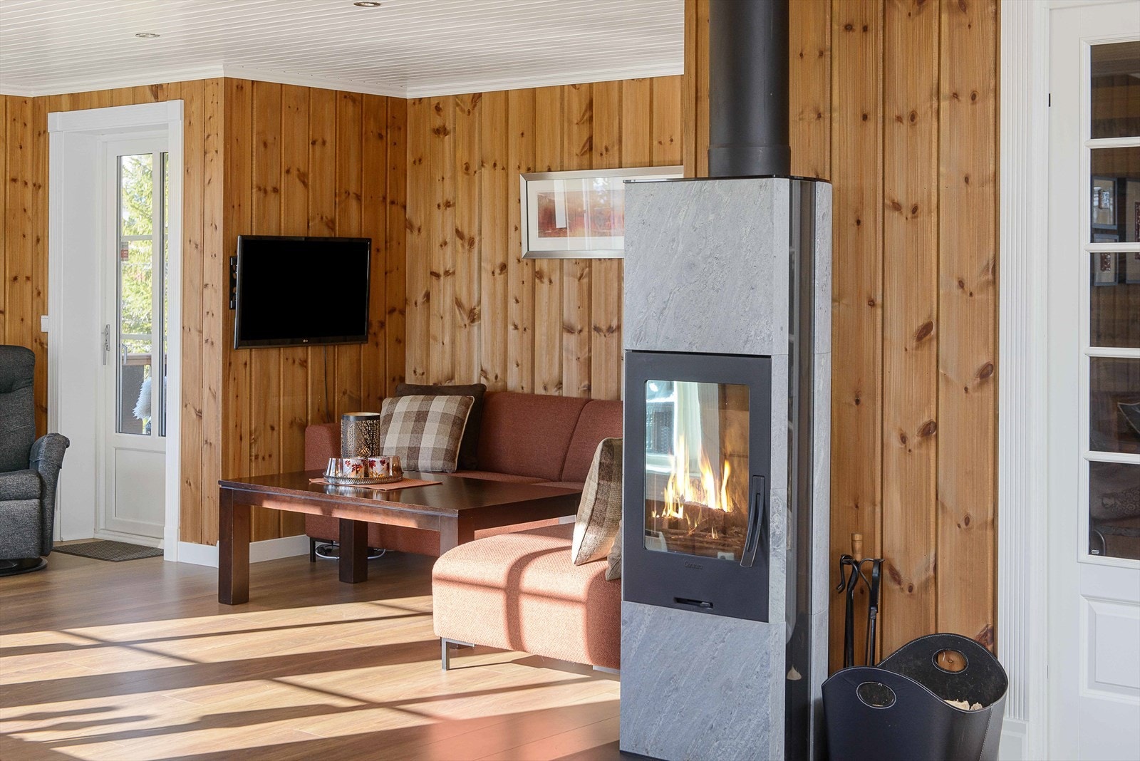 I tillegg til peisovnen som varmer godt er det varmekabler og panelovner for oppvarming i hytta. Galleribilde