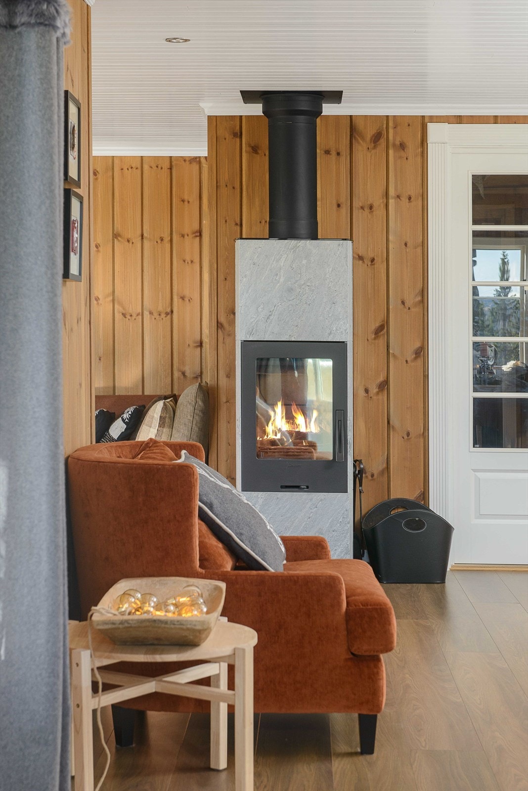 Peisovnen er fint plassert i rommet og syns fint fra både spiseplassen og sofakroken. Galleribilde