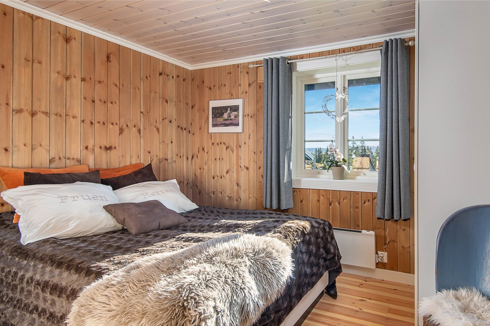 Lunt og hyggelig hovedsoverom. Galleribilde