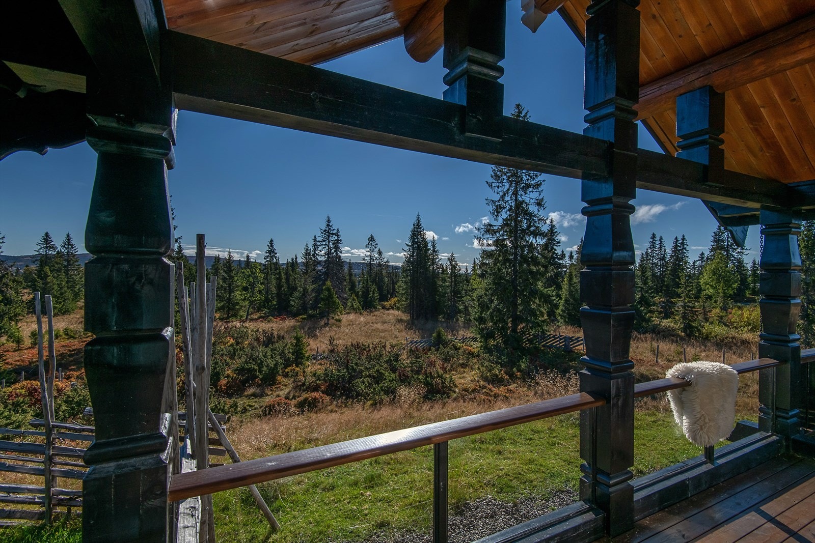 Delvis overbygget terrasse med utgang fra stue. Et sted der du kan finne roen. Galleribilde