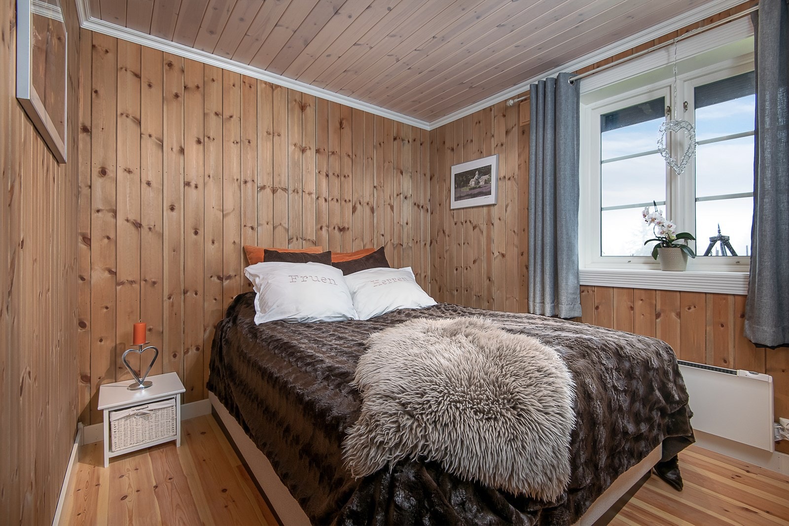 Pass til dobbeltseng og garderobeskap på hovedsoverommet. Galleribilde