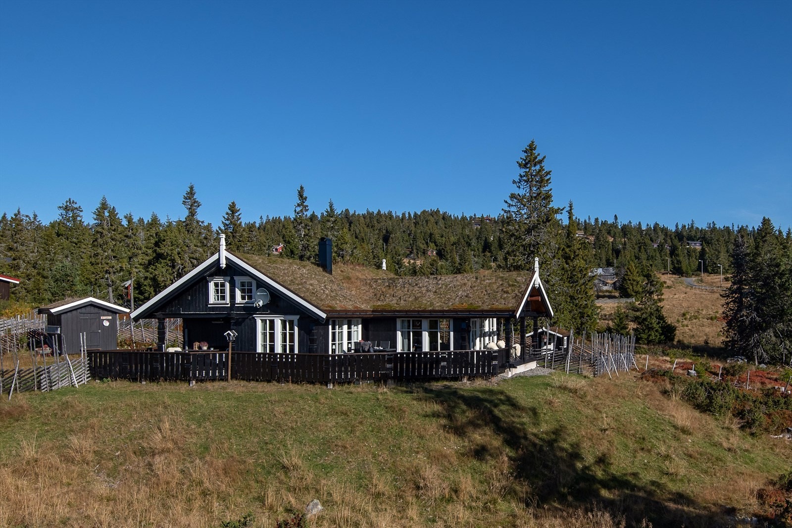 Eiendommen ligger i svært attraktive omgivelser v/Trollhaugen på Sjusjøen. Stille og fredelig, innerst i blindvei. Galleribilde