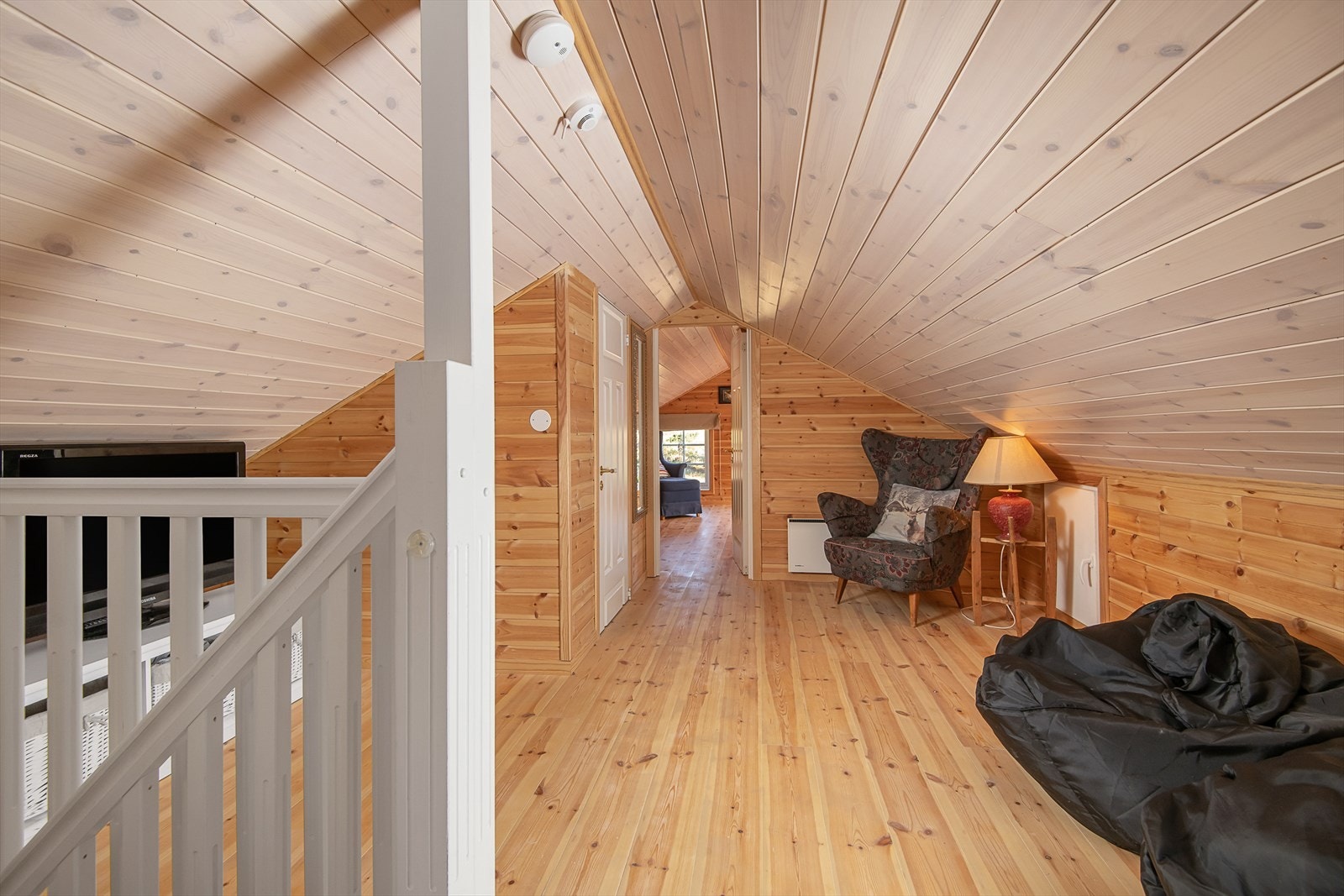 Trapp opp fra gangen og opp til hemsen og en ekstra stue. Herfra er det adkomst til separat WC. Galleribilde