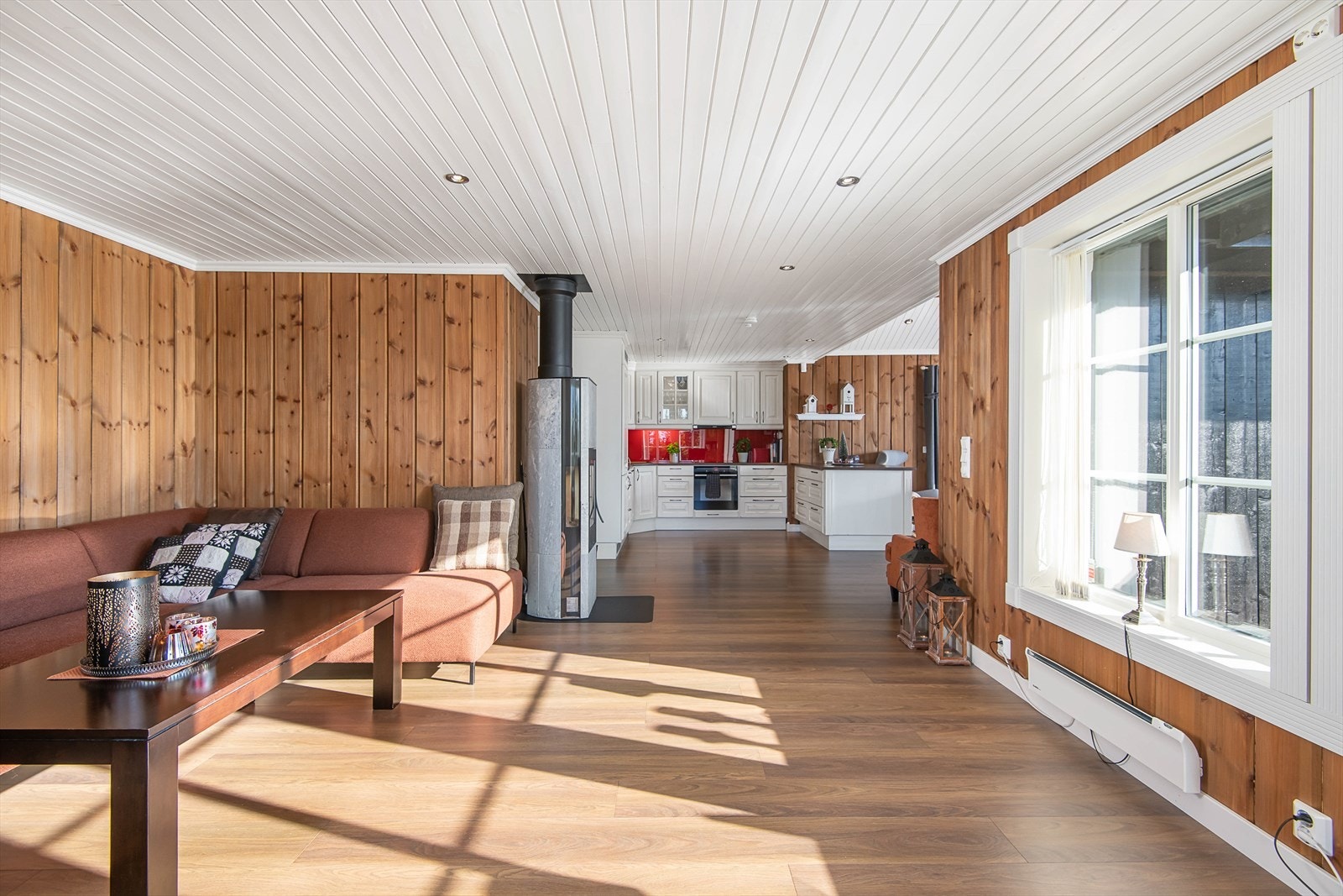 Store vindusflater og fint lys også inn over salongen. Galleribilde