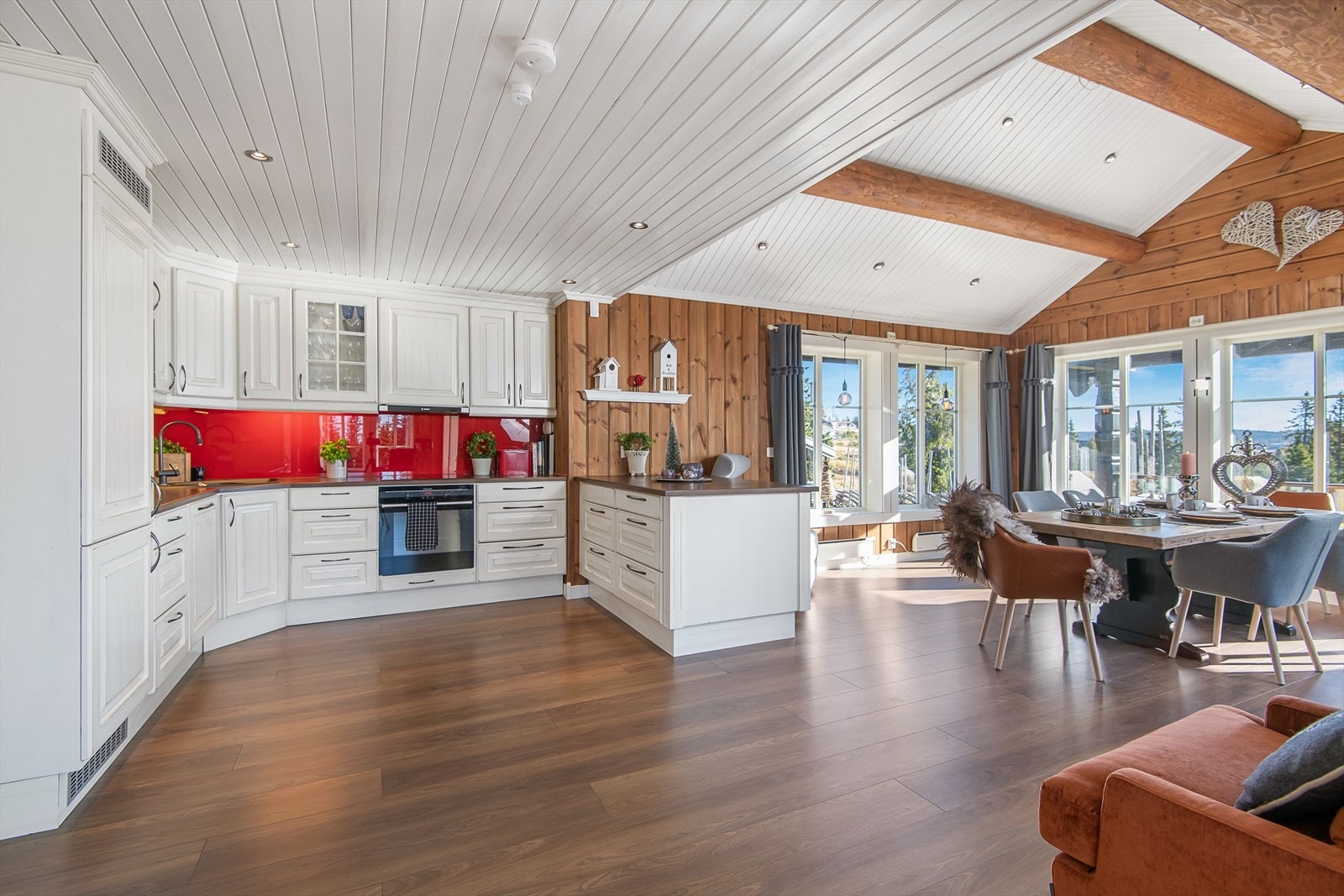 Nedsenket himling over kjøkkenet, lysmalt med spotter. Galleribilde