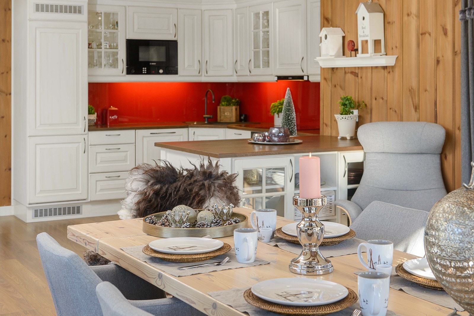 Lyst, pent og delikat kjøkken med integrerte hvitevarer. Galleribilde