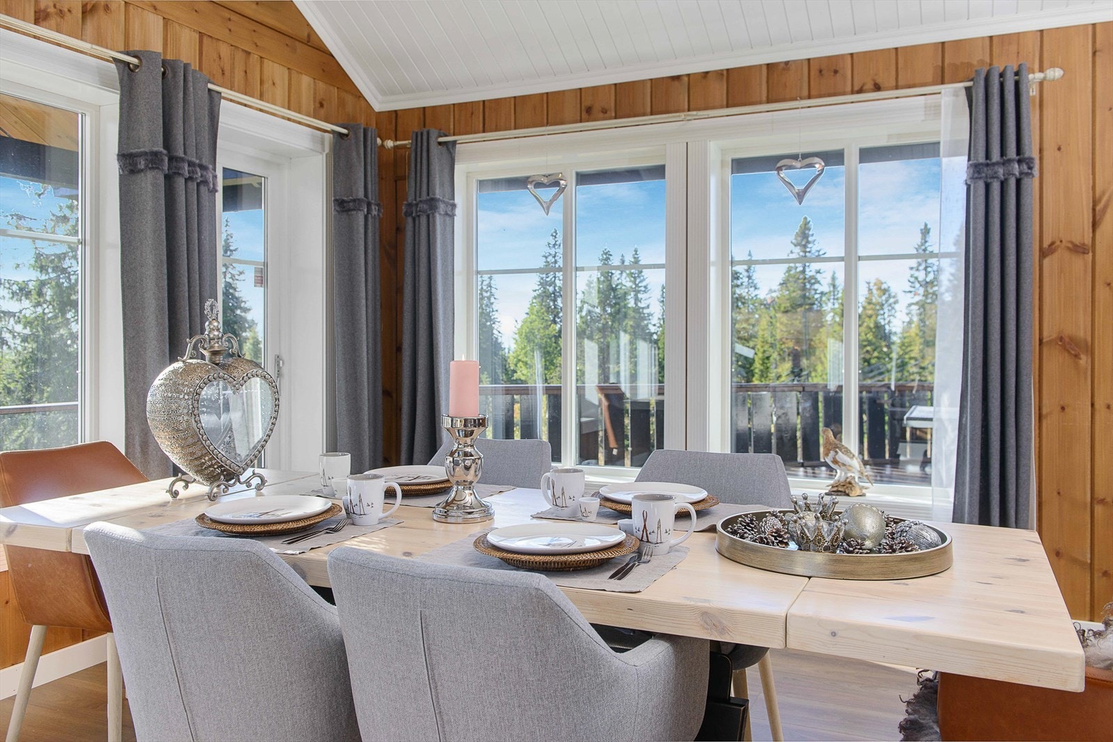 Hyggelig å samles til felles måltider på hytta. Galleribilde