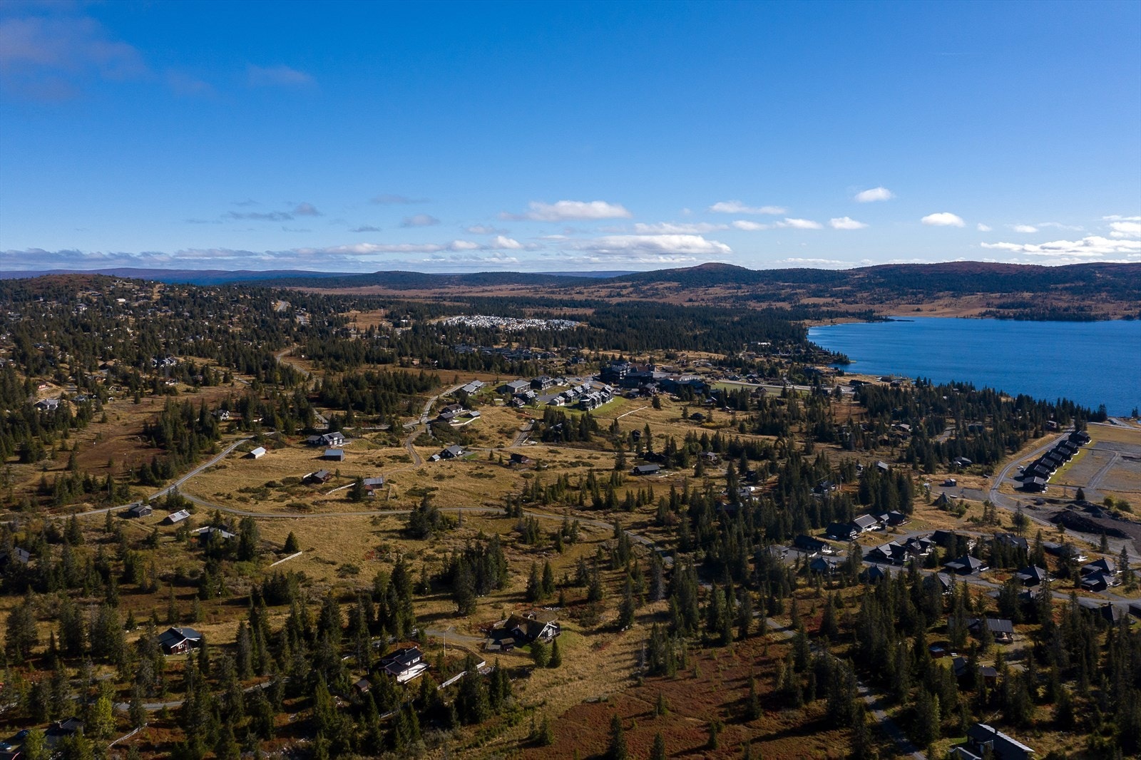 Eiendommen ligger i etablerte omgivelser. Det er trygg gangavstand til sentrum med servicefasiliteter som dagligvare, sportsbutikk, serveringssteder m.m. Galleribilde