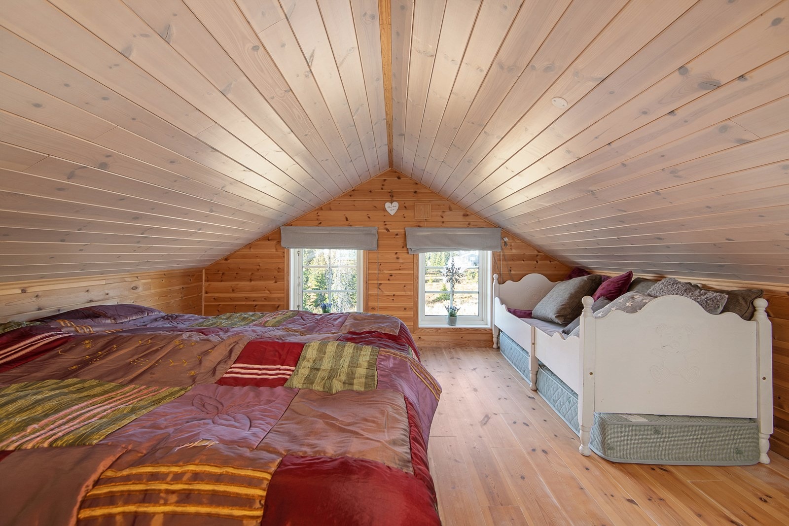 Hemsen er delt inn i 2 rom og en stue i midten. Selger har innredet det ene rommet med senger. 2 vinduer slipper inn fint lys. Galleribilde