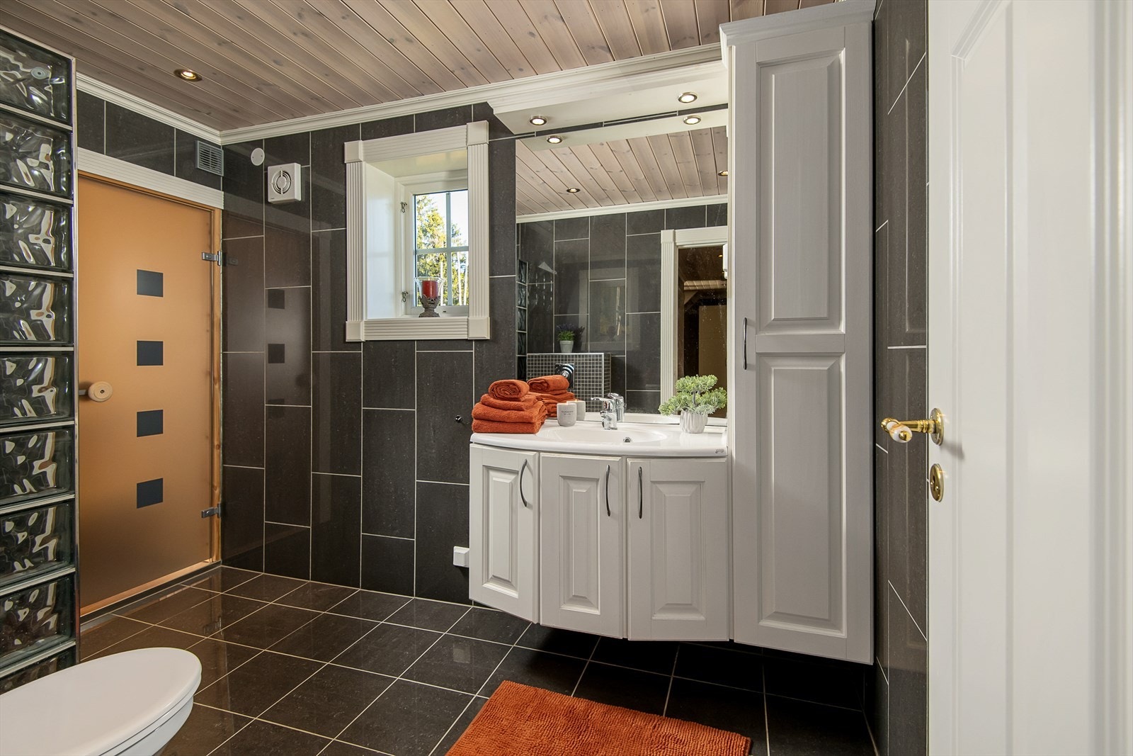 Lekkert og funksjonelt bad/wc. Galleribilde