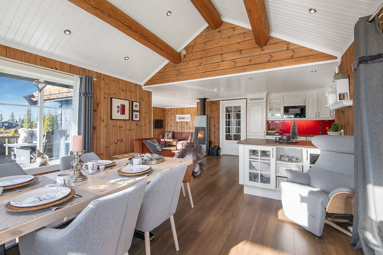 Det er god takhøyde i deler av oppholdsrommet med synlige åser. Spotter i taket. Galleribilde