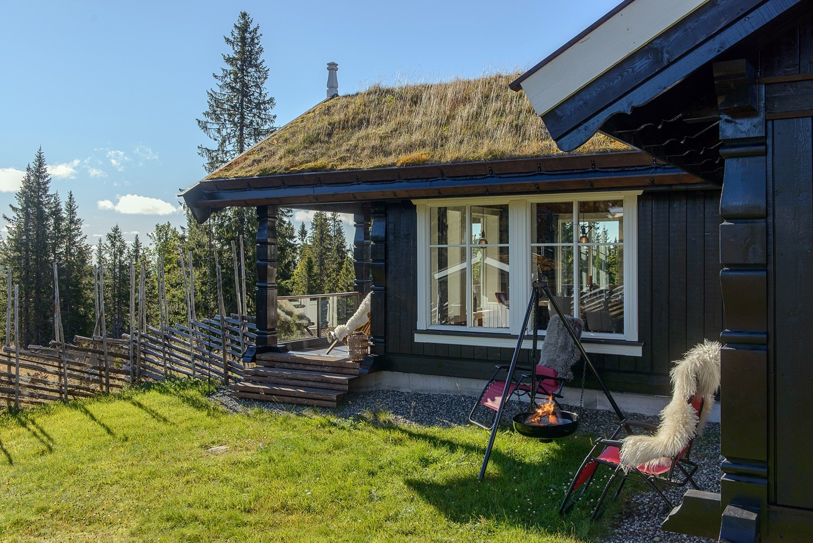 Pen tomt, opparbeidet med gressarealer, skigard og gruset adkomst. En lun og fin uteplass utenfor terrassen også. Galleribilde