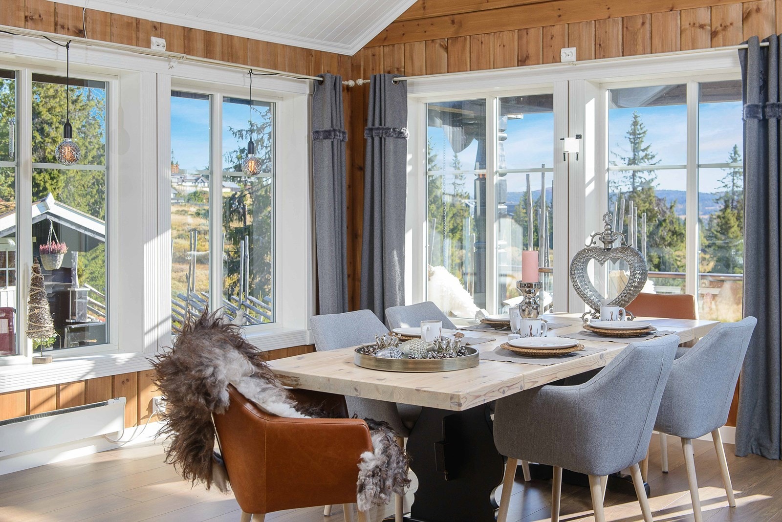 Herlig lys inn over spiseplassen på en solrik dag i fjellet. Store vindusflater får utrolig fin effekt. Galleribilde