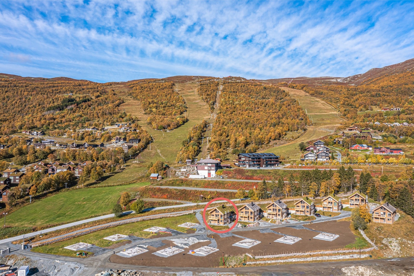 Gardågrenda 28 ligger fint til på øverste rekke i feltet Galleribilde