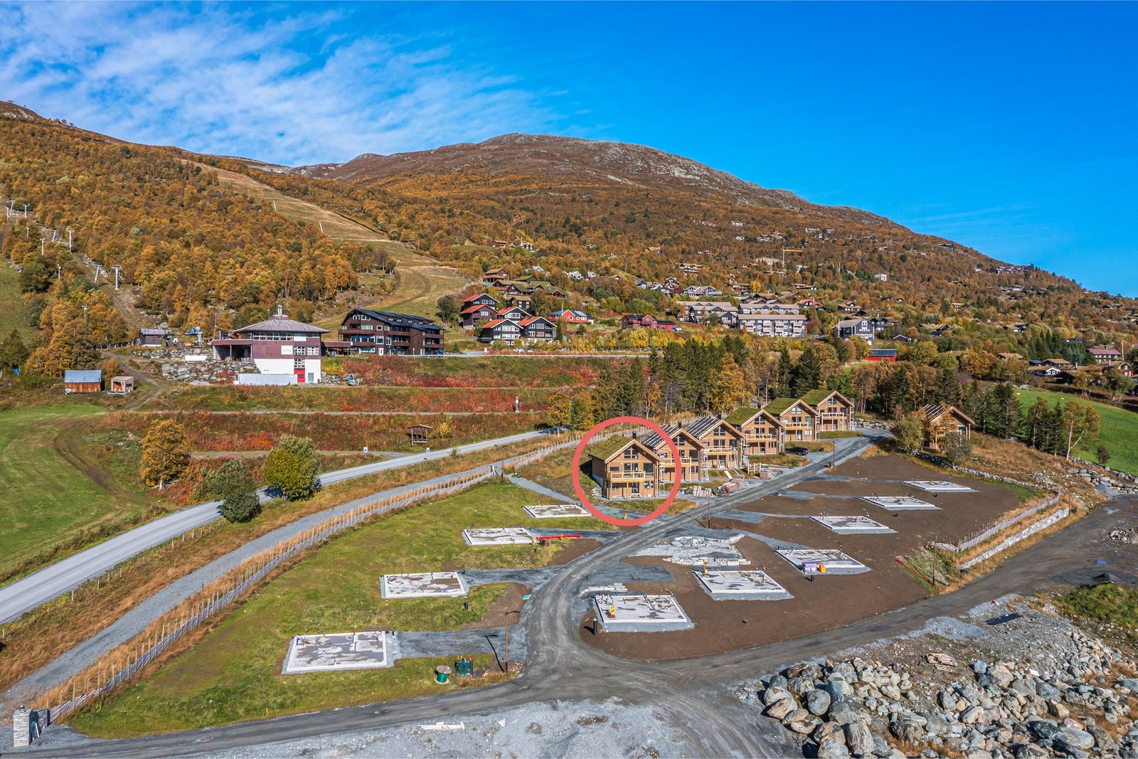 Gardågrenda 28 ligger fint til på øverste rekke i feltet Galleribilde