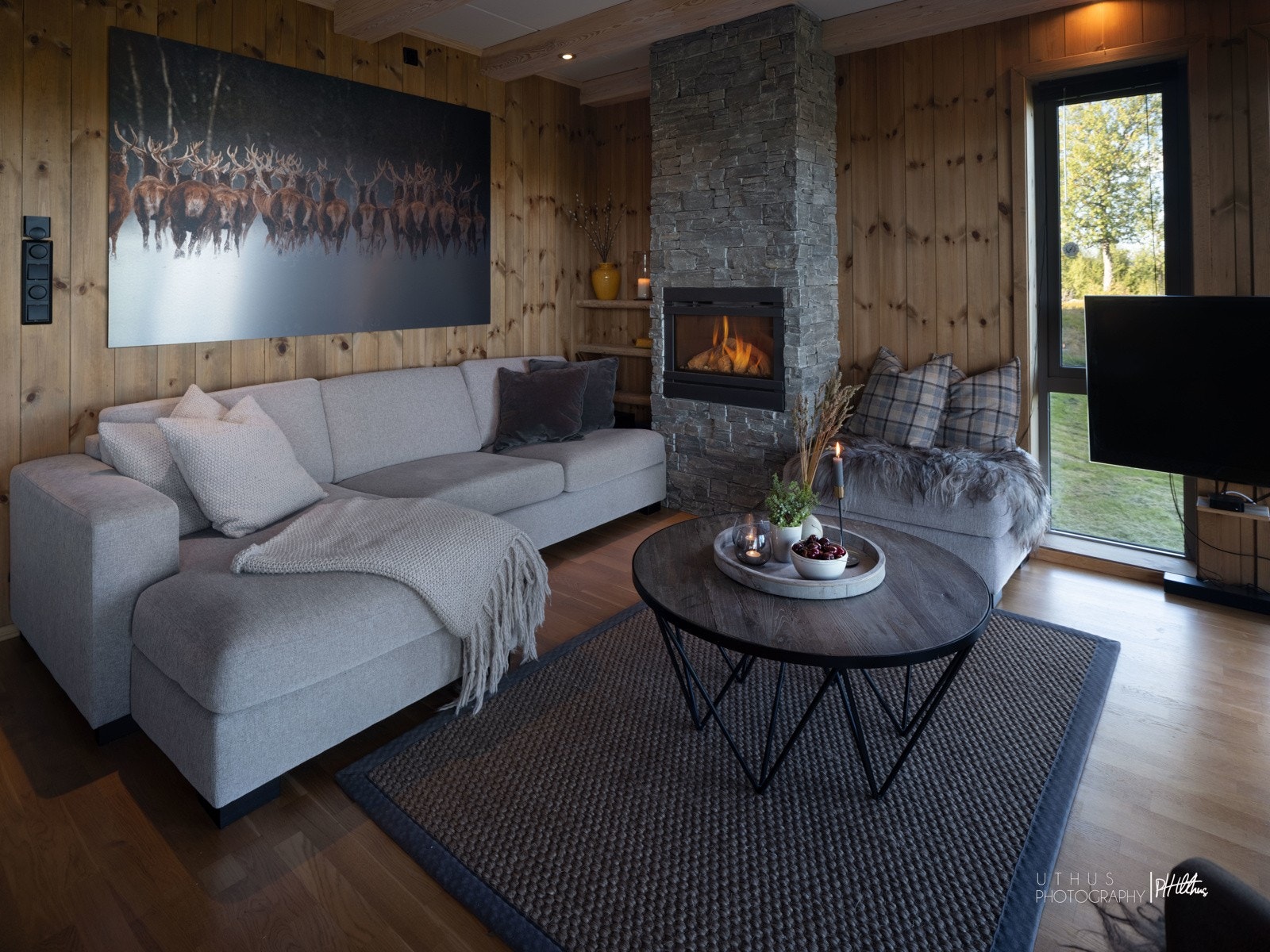 Innbydende stue med lun og fin peis Galleribilde