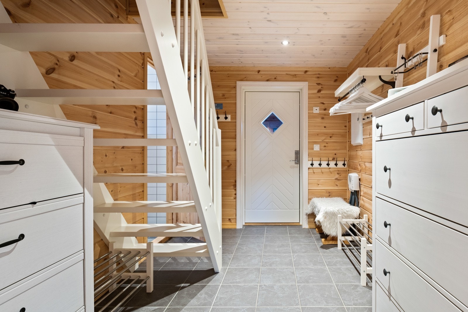 I gangen er det flislagt gulv med varmekabler og downlights i tak. God plass i gangen til garderobemøbler. Galleribilde