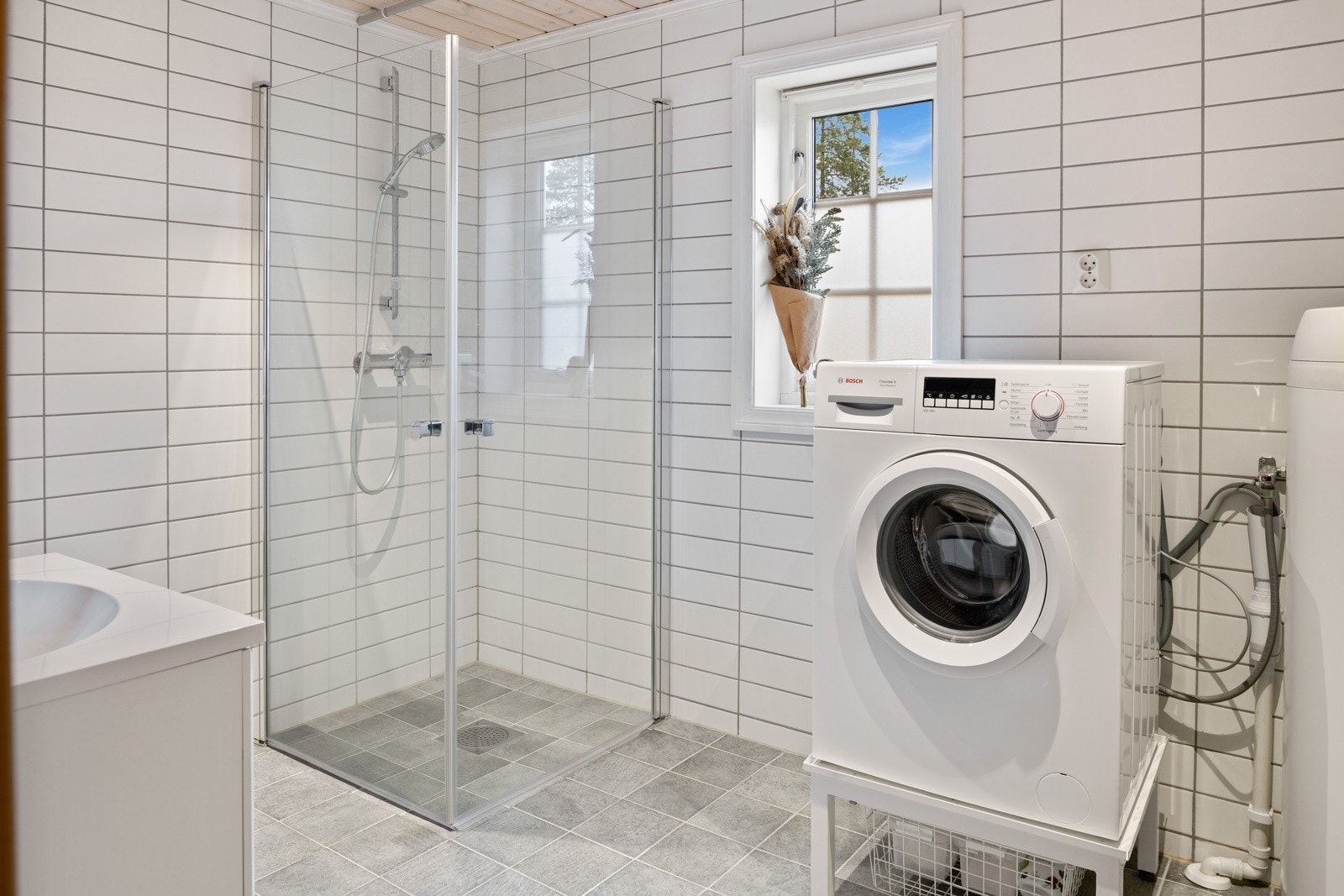 Baderom med flislagte overflater og varmekabler i gulv. Galleribilde