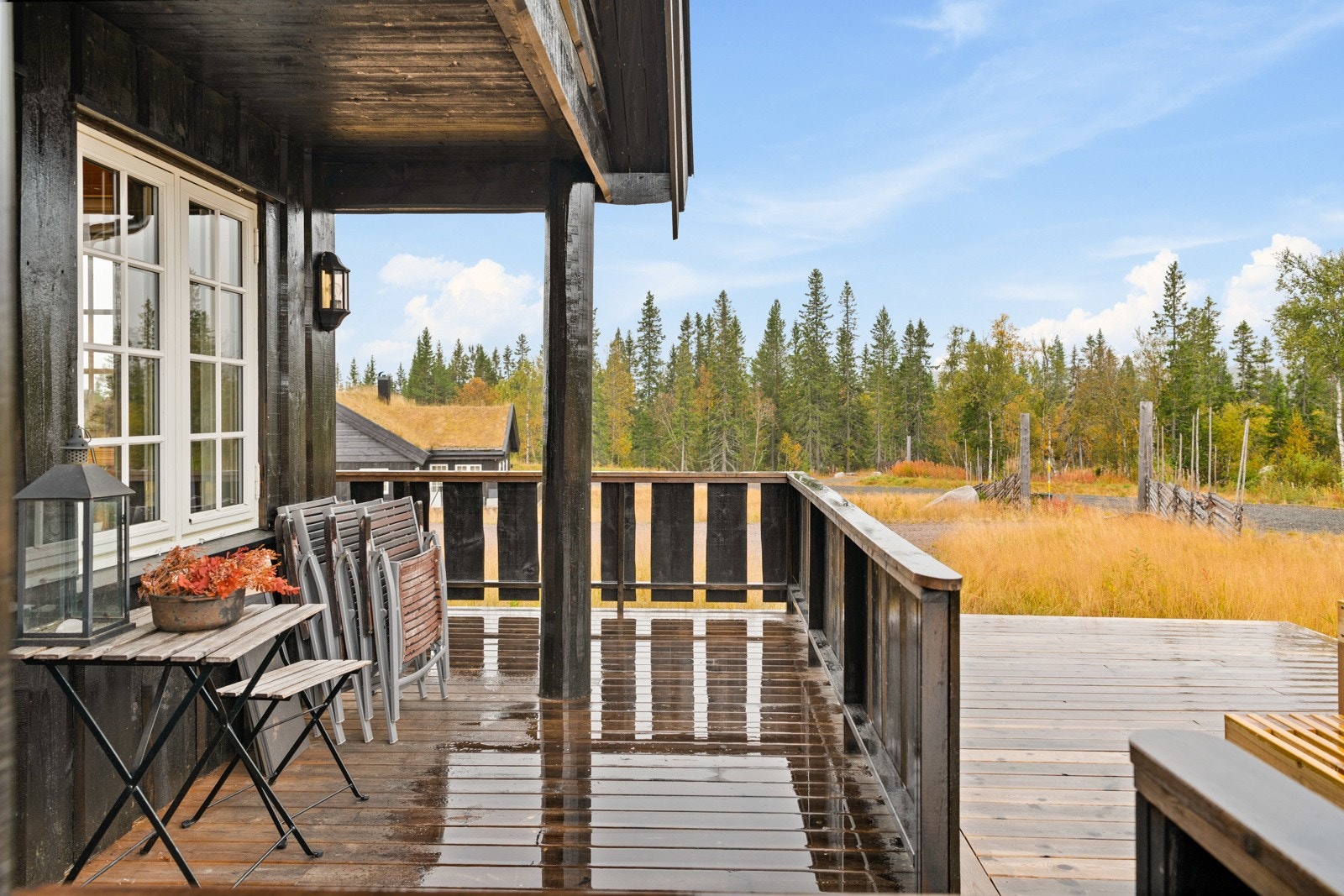 Delvis overbygd terrasse med god plass til utemøbler. Galleribilde