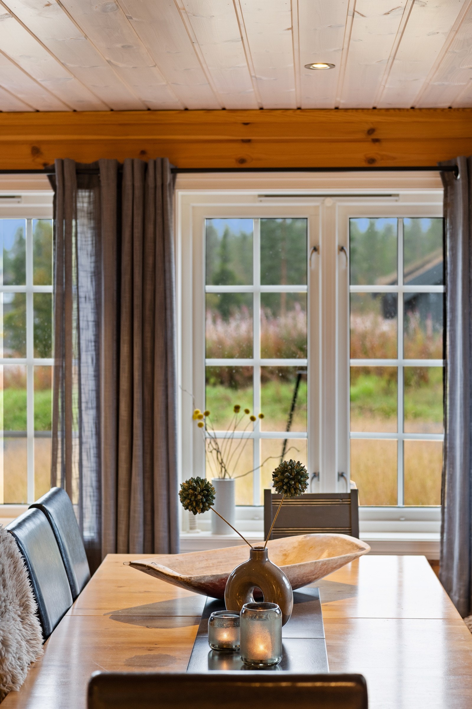 Stua har godt med innlys fra de store vinduene. Galleribilde