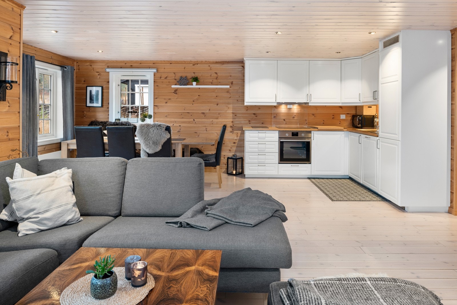 Rommet har tregulv og liggende panel, samt downlights i tak, noe som er gjennomgående i de fleste rom. Galleribilde