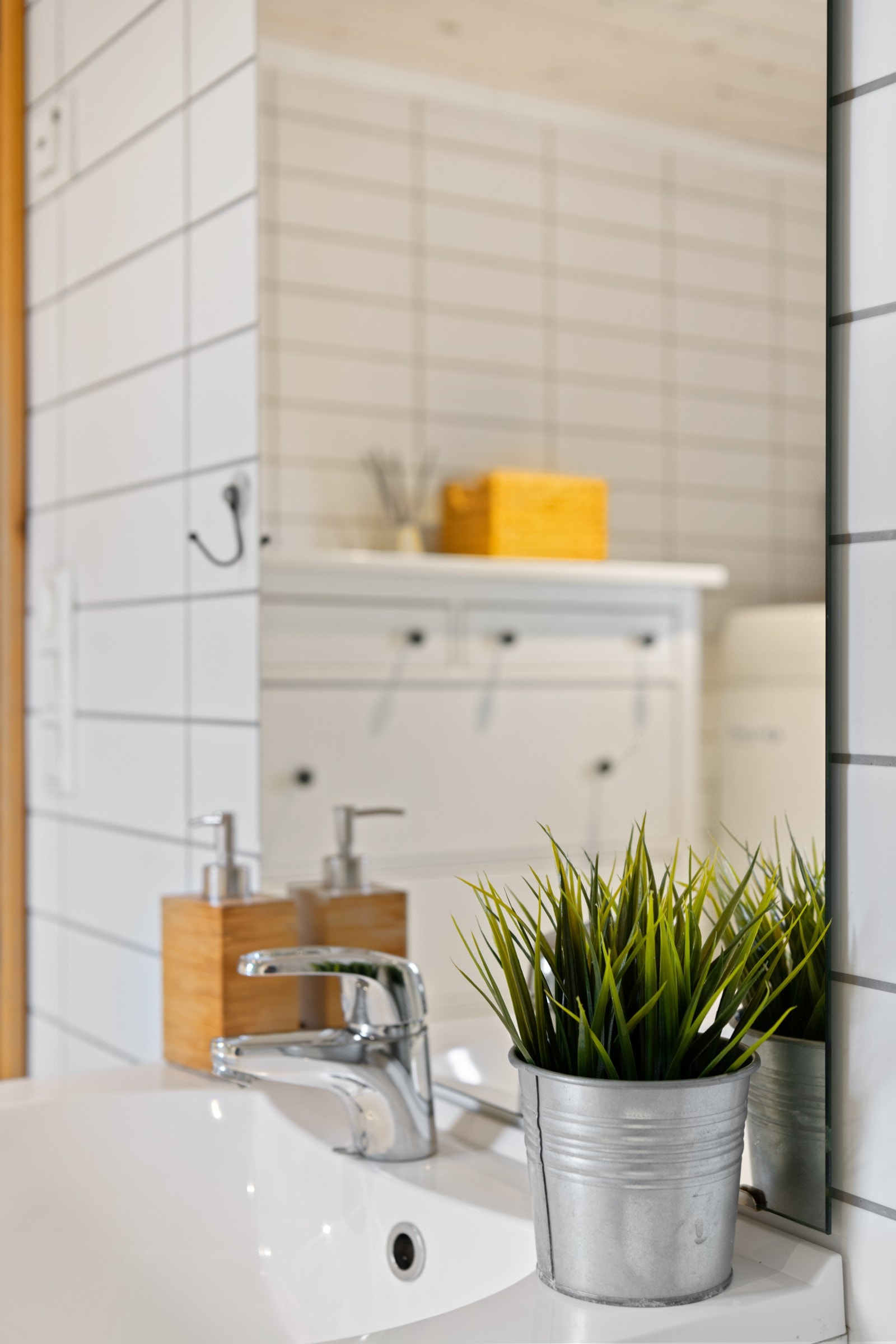 Installasjoner med toalett, opplegg for vaskemaskin og dusjhørne med innfellbare glassdører. Galleribilde