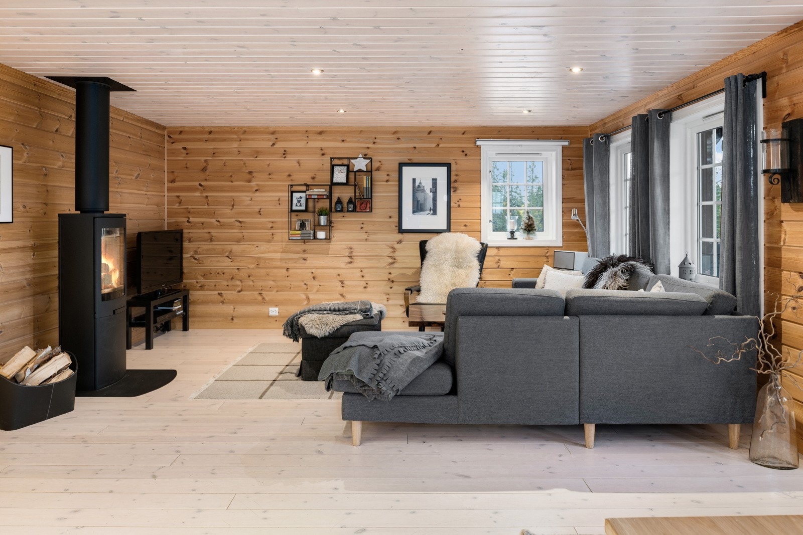 Med luftige dagligrom og et bovennlig areal får du en fantastisk hytte. Galleribilde