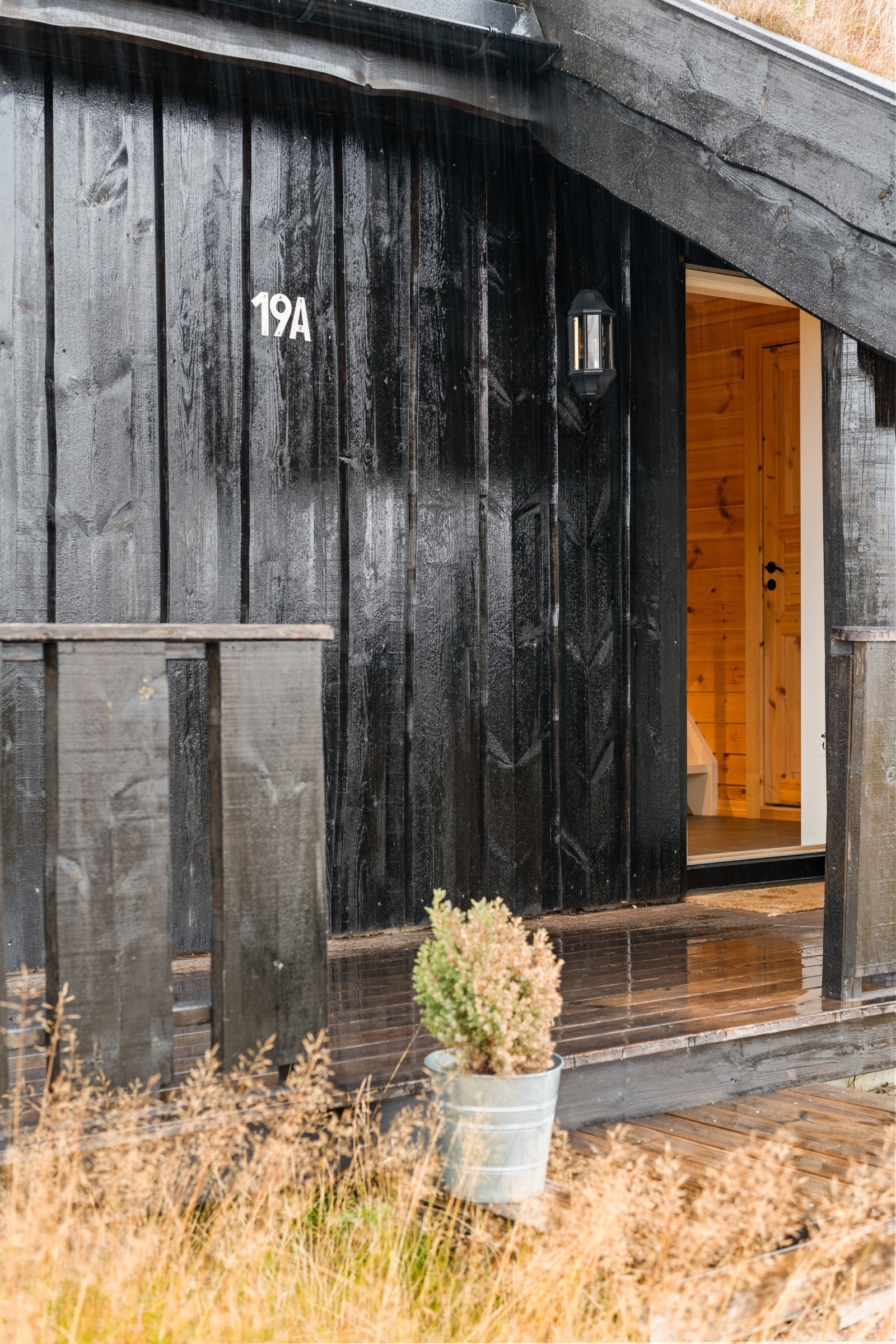 Tilknyttet inngangspartiet er det en romslig utebod/skibod. Galleribilde