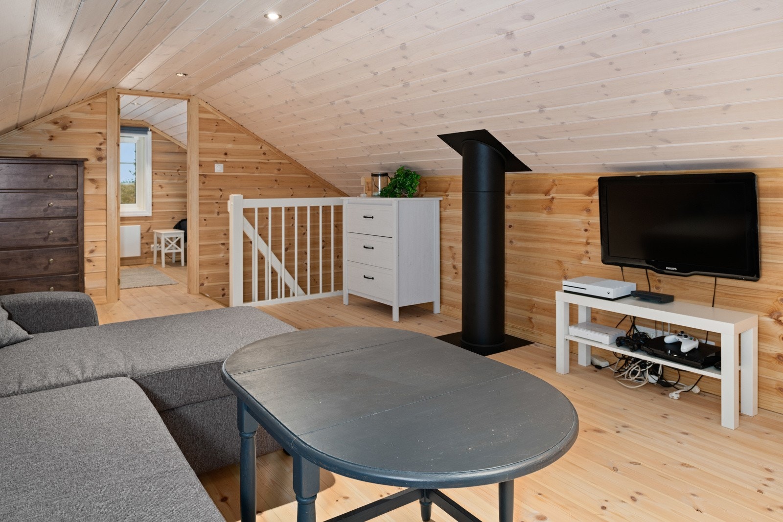 På hemsen er det innredet ei ekstra stue med adkomst til to rom som har vært benyttet som gjesterom. Galleribilde