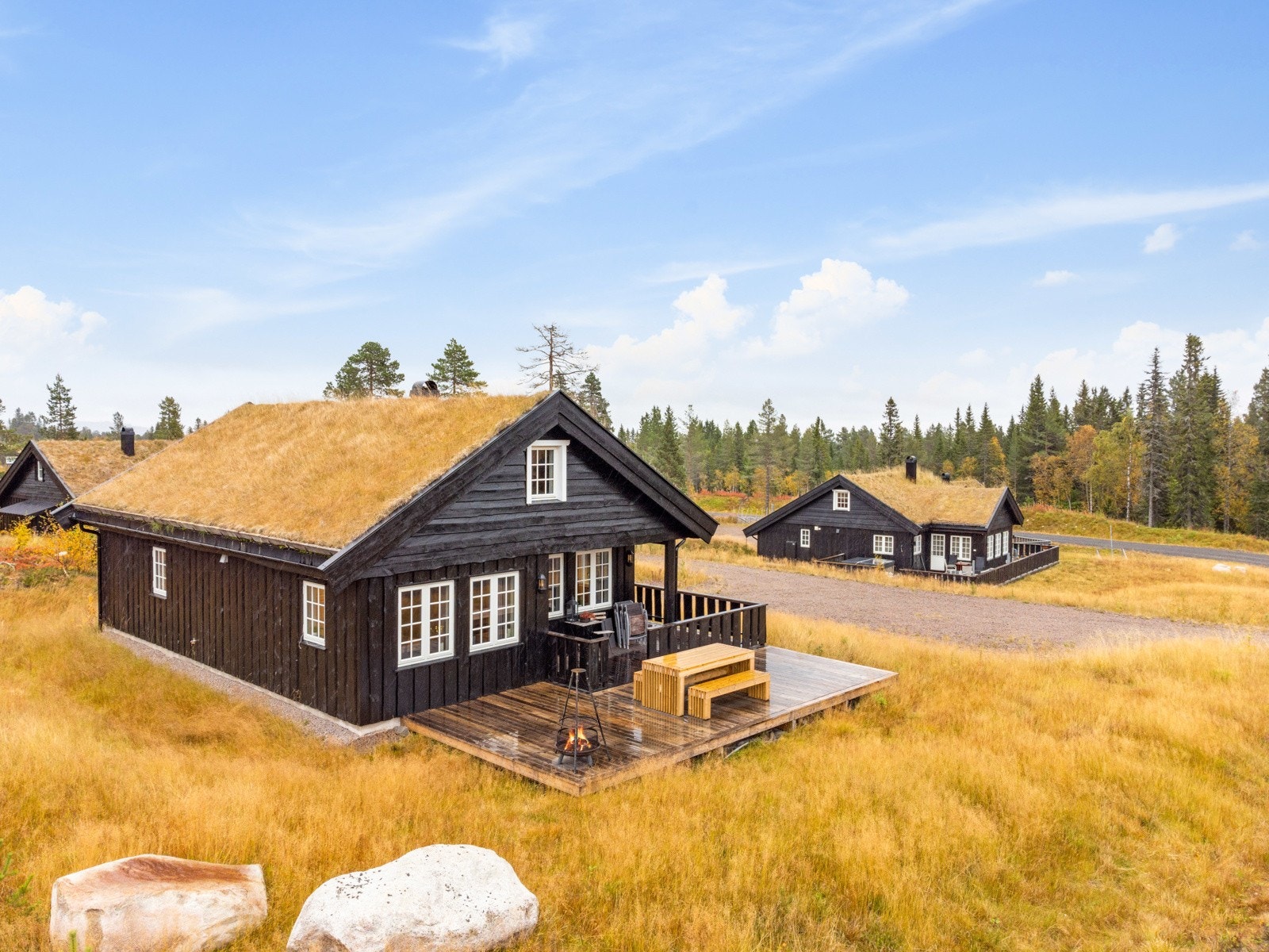 Fellestomten er opparbeidet med gruset innkjøring, gårdsplass og parkering. Galleribilde