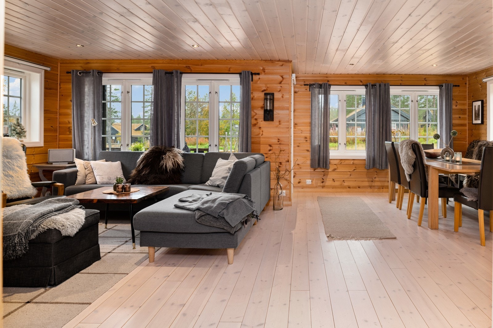 Det er plass til både sofa- og spisegruppe i rommet. Galleribilde