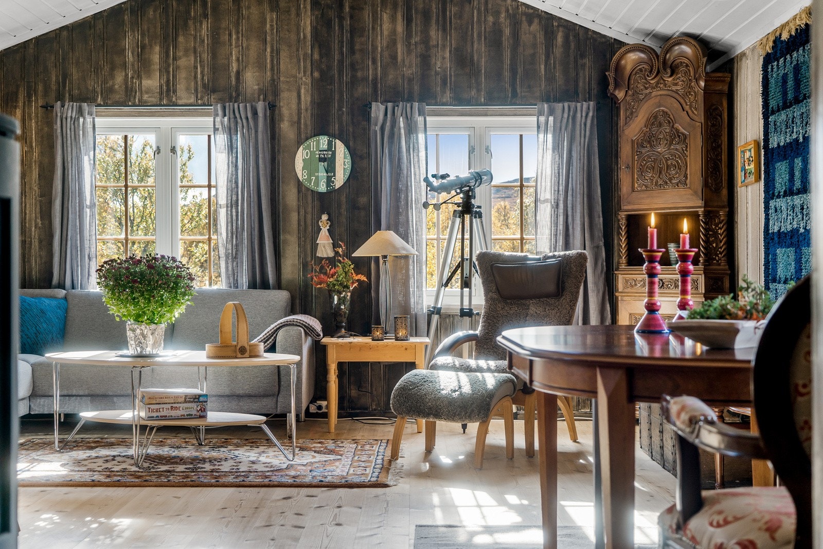 Det er god oppvarming med vedovn og elektrisitet i hytten. Galleribilde