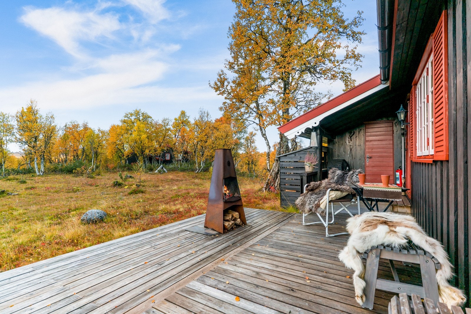 Det er direkte adkomst til eiendommens grøntområde fra terrassen. Galleribilde